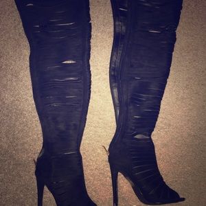 BRAND NEW Knee Boots. Black. Size 7.5
